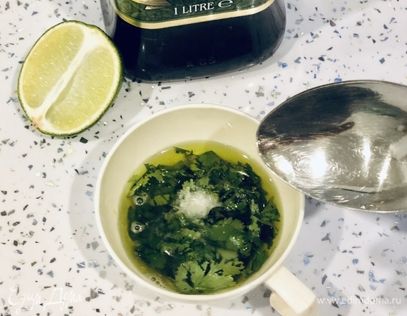 Для заправки готовим соус с кинзой, оливковым маслом, щепоткой соли и соком лайма. Перемешиваем полученную смесь.