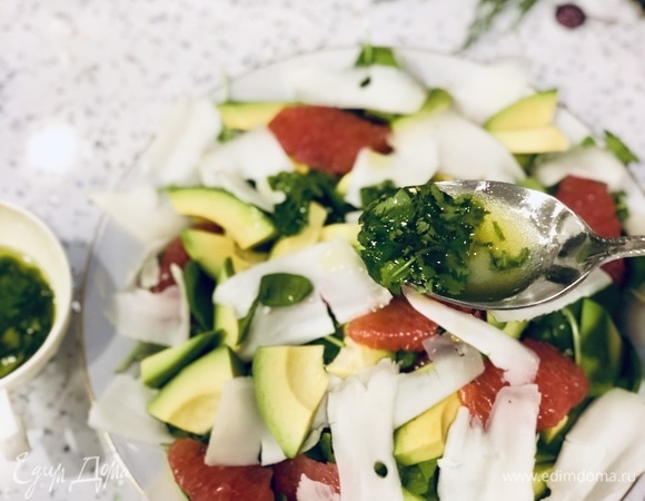 Добавляем к салату лаймовую заправку, хорошо перемешиваем.