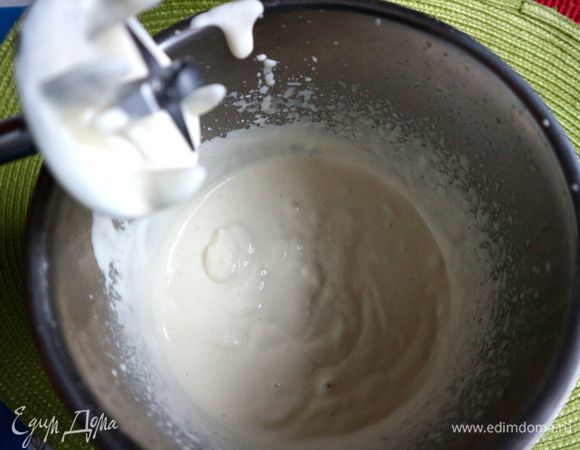 На приготовлении майонеза не буду останавливаться, посмотрите рецепт по ссылке в описании. Лучше его приготовить в 4 раза больше, чем у меня указано в ингредиентах, именно с таким количеством уже удобно работать погружным блендером, всего вам понадобится для данного рецепта примерно 50 г майонеза. Вся процедура занимает 2 минуты.