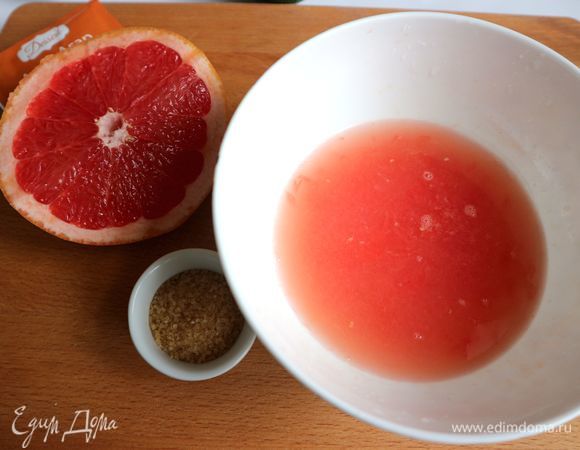Розовый грейпфрут разрезать на части, из 3/4 грейпфрута выдавить сок (необходимо 115 г сока), остальную часть оставить для декора. Сок процедить через сито.