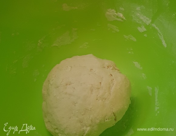 Сначала надо сделать опару. В теплой воде растворить дрожжи. Добавить муку, вымесить. Собрать в шар и поставить в теплое место на 3 часа. Я ставлю в микроволновку.