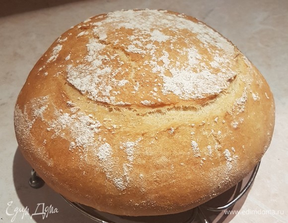 Вот такой красивый и румяный каравай у меня получился. Дать ему полностью остыть на решетке.