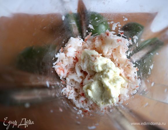 Смешать в блендере креветки и майонез до однородного состояния.