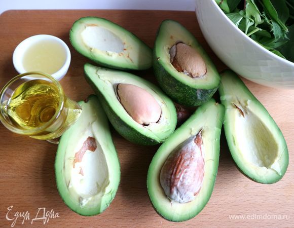 Для пюре из авокадо разрезать авокадо пополам, удалить косточку.