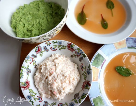 Вынуть из холодильника желе, креветки с майонезом.