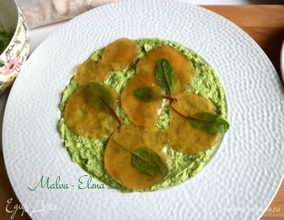 На тарелку поместить ровным слоем пюре из авокадо, вырезанные с помощью рюмки (стакана) кружочки желе.