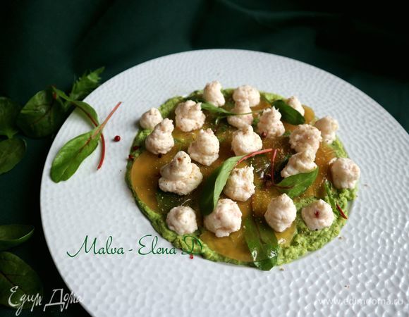 На слой грейпфрутового желе поместить «островки» креветок с майонезом (для этого я воспользовалась кондитерским мешком с круглой насадкой), листочки шпината и мангольда, посыпать свежемолотым белым перцем, истолченным в ступке розовым перцем. По сравнению с черным перцем, белый обладает меньшей жгучестью и более тонким душистым ароматом, розовый перец надо добавлять очень дозировано, немного.