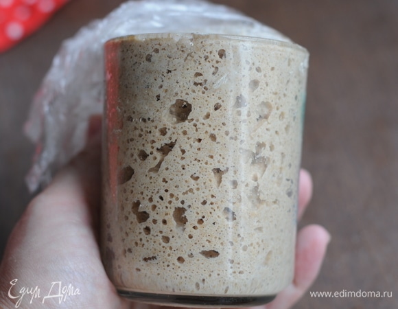 В любом хлебопекарном производстве используются дрожжи или закваска. Считается, что выпечка, изготовленная при помощи закваски, намного вкуснее и полезнее для человека, чем приготовленная при помощи дрожжей, благодаря составу углеводов и микроэлементов, которыми она обогащает хлебные изделия. Усваиваются такие продукты на закваске также намного лучше. Как сделать самостоятельно закваску: смешиваем 50 г воды и 50 г ржаной муки. Раз в сутки «кормим» ее таким же составом. В закваске растут микроорганизмы, которые и вызывают брожение теста. Через 5–6 дней получается вот такая активная закваска, которая заменяет покупные дрожжи. Закваска придаст тесту более сложный аромат, улучшит вкус и текстуру мякиша, повысит усвояемость.