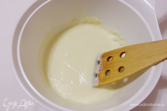 Затем порциями влить молоко, каждый раз хорошо размешивая соус. Посолить. Варить до загустения около 3–4 минут.