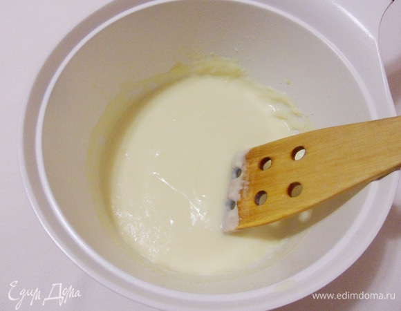Затем порциями влить молоко, каждый раз хорошо размешивая соус. Посолить. Варить до загустения около 3–4 минут.