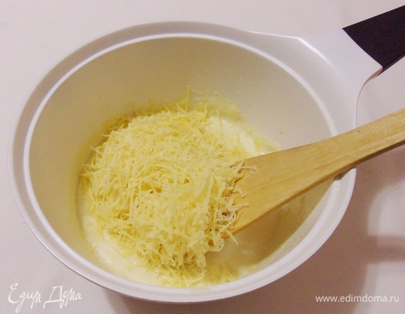 Снять с огня и добавить половину моцареллы и пармезана. Активно мешать, пока весь сыр не расплавится.
