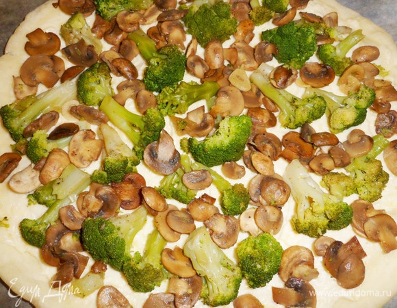 Далее выложить на сырный соус брокколи с шампиньонами.