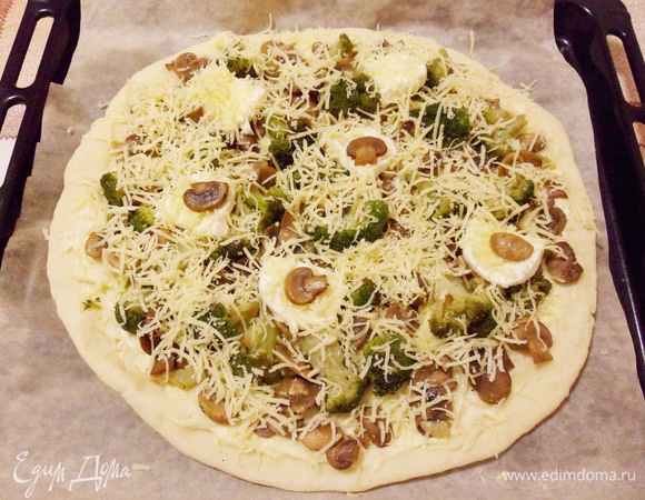 Посыпать оставшимся сыром и отравить обратно в духовку еще на 15 минут.