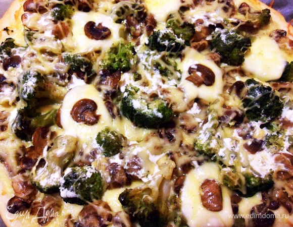 У пиццы хрустящая корочка и мягкое тесто.