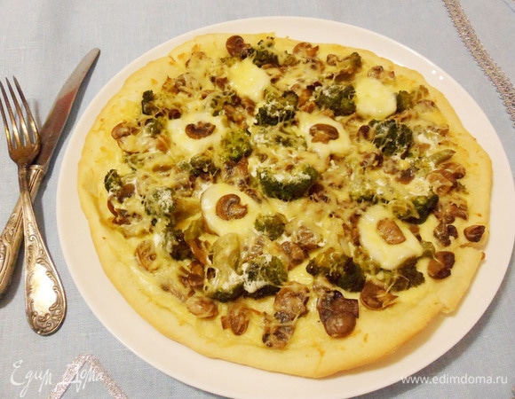 Белая пицца получается очень сочной и вкусной.