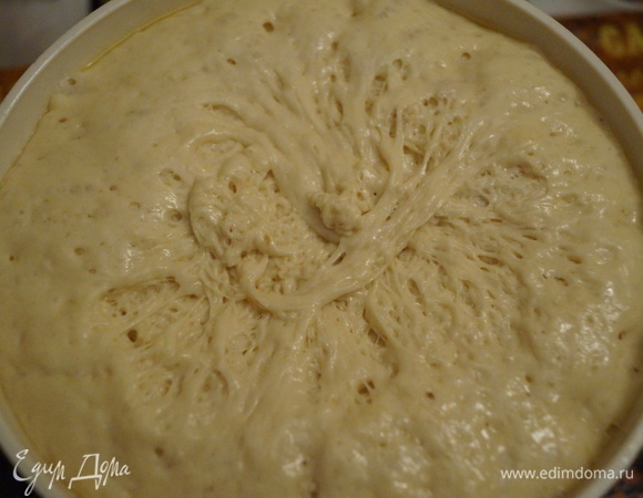 Из ингредиентов (кроме джема) замесите тесто как на пирожки. Накройте его крышкой и поставьте в теплое место. Тесто подойдет в течение получаса. Все продукты должны быть комнатной температуры. Молоко можно подогреть немного. Дрожжи высыпайте вместе с мукой. Мука должна быть высшего сорта. Сливочное масло растопите, остудите до теплого состояния. Растительное масло вливайте после того, как замесили тесто. Еще раз перемешайте уже вместе с растительным маслом, чтобы тесто отходило от рук.