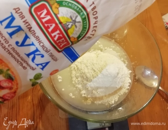 Стартер — это один из секретов превосходной пиццы. Стартер представляет собой смесь муки и воды, заблаговременно ферментированную дрожжами. Для стартера смешаем 10 г закваски со 100 г воды и 100 г муки для итальянской пиццы МАКFА. Размешаем, накроем пленкой и оставим на 10–12 часов для роста.