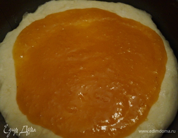 Выливаем джем и выравниваем его, не доходя до краев теста.