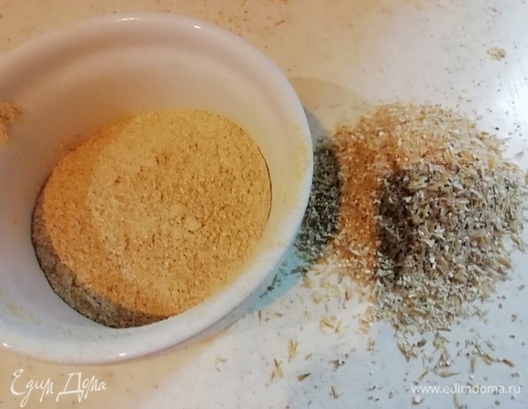 Солод иногда называют секретным ингредиентом европейского пекаря. В случае пиццы он также прекрасно работает. Особенно, если выпечка происходит в домашних условиях в бытовой духовке, которая никогда не сможет достичь температуры печи, как в пиццерии. Добавление небольшого количества солода в тесто поможет ему образовать тонкую коричневую корочку и даст тонкую орехово-карамельную сладость при выпечке. Солод нужен белый ячменный неферментированный, так как он содержит активные ферменты, которые помогают преобразовать некоторые из крахмалов муки, превращая их в сахара и давая питание дрожжам, что благоприятно отражается на подъеме теста.