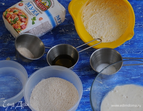 Мука — это душа пиццы. Поэтому к ее выбору надо отнестись внимательно. Пшеничная мука содержит глютен, белок, который образует особую сетчатую структуру — клейковину. Чем больше глютена в муке, тем сильнее будет сеть и тем большую эластичность будет иметь тесто. Я взяла специальную муку для итальянской пиццы с повышенной эластичностью от МAKFA.