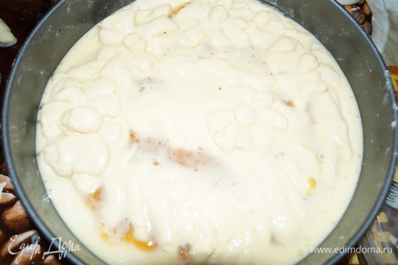 Дайте минут 20–30 для расстойки пирога, смажьте яйцом, взбитым с сахаром и молоком (1яйцо, 1 ложка сахара, 50 г молока).