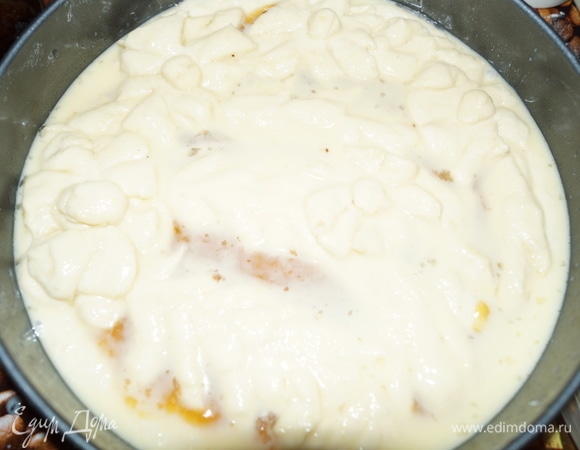 Дайте минут 20–30 для расстойки пирога, смажьте яйцом, взбитым с сахаром и молоком (1яйцо, 1 ложка сахара, 50 г молока).