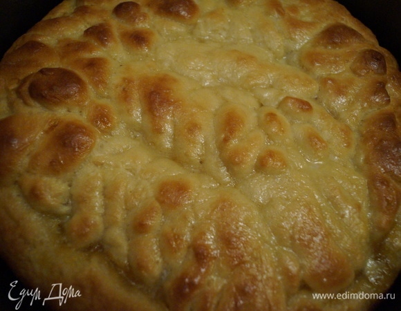 Поставьте пирог в разогретую до 220°C духовку, время выпечки — 30–40 минут. Под противень с пирогом поставьте воду, чтобы не пригорало дно.