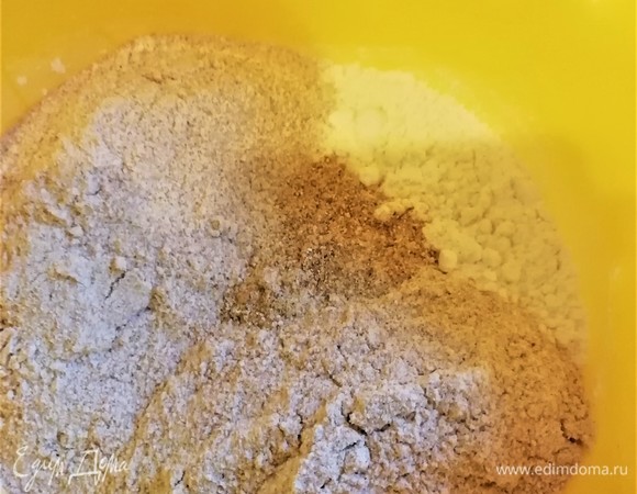 Смешиваем всю муку, солод, добавляем воду и стартер. Несильно размешиваем и оставляем на 20 минут. В это время происходит аутолиз теста. Это можно назвать пассивным замесом теста: мука и вода просто смешиваются до образования комковатой массы. Белок муки впитывает воду, набухает и клейковина начинает развиваться сама, без участия со стороны пекаря.