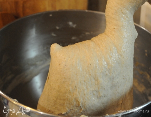 Затем добавляем соль и хорошо вымешиваем 15–20 минут, чтобы тесто стало красивым, мягким и упругим. Можно проверить на глютеновое окно. Теперь в несколько этапов вводим оливковое масло. Тесто должно впитать масло. Месим еще 7–10 минут до эластичности.