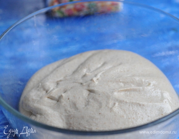 Выкладываем тесто в миску, смазанную оливковым маслом, накрываем и оставляем на 3 часа при комнатной температуре.