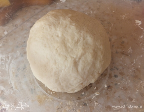 В просеянную муку пшеничную MAKFA добавляем соль, горячую кипяченую воду, водку и 2 ст. л. растительного масла. Вначале тесто замешиваем ложкой, а затем вымешиваем руками 5 минут. Тесто собираем в шар. Чашку смазываем растительным маслом, кладем туда тесто и закрываем пищевой пленкой на 30 минут.