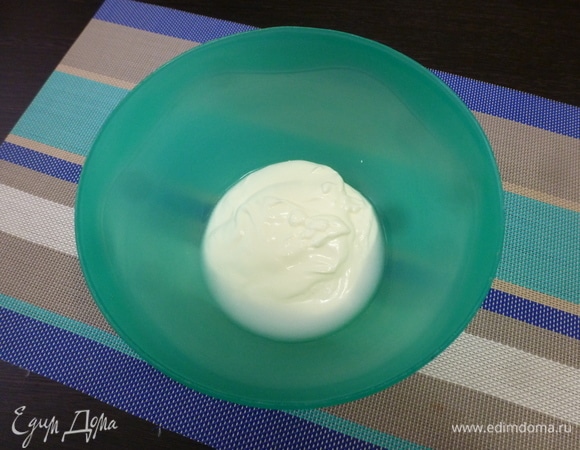 В миске смешать сметану и воду.