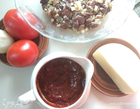 Готовим начинку: свинину и утиную грудку рубим ножом на мелкие кубики. Добавляем специи по вкусу и обжариваем на растительном масле до готовности. Лук режем полукольцами. Сыр и помидоры нарезаем тонко.