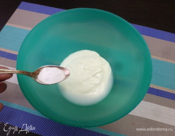 Добавить соду. Размешать.