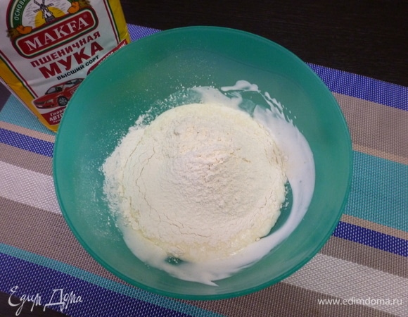 Всыпать просеянную муку пшеничную MAKFA. Муки может потребоваться больше или меньше, зависит от влажности продуктов.
