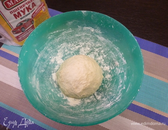 Вымешивать 2–3 минуты, получается довольно мягкое и податливое тесто средней плотности. Дать ему отдохнуть под полотенцем 10–15 минут, а пока займемся картофельной начинкой.