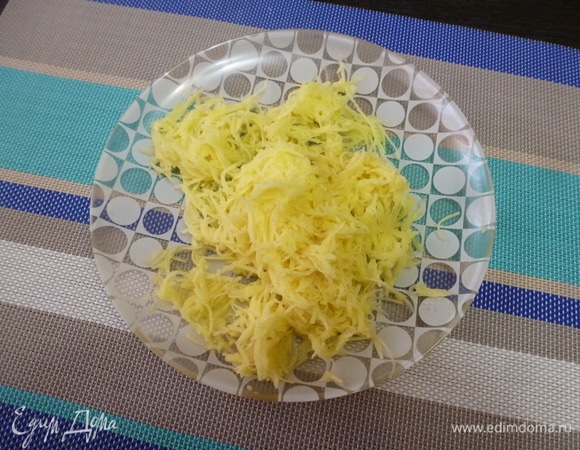 Сырой картофель натереть на мелкой терке (много картофеля не надо, ведь ему нужно прожариться за небольшое количество времени). У меня ушло 2 небольшие картофелины. Натертый картофель отжать от сока.