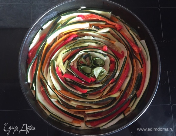 Далее выкладываем овощи и грудку поочередно внахлест по кругу. Перед тем, как поместить пирог в духовку, делаем заливку. Для этого смешиваем 2 яйца и сливки, немного солим, перчим по вкусу. И заливаем пирог. Помещаем в разогретую до 180°C духовку на 45 минут.