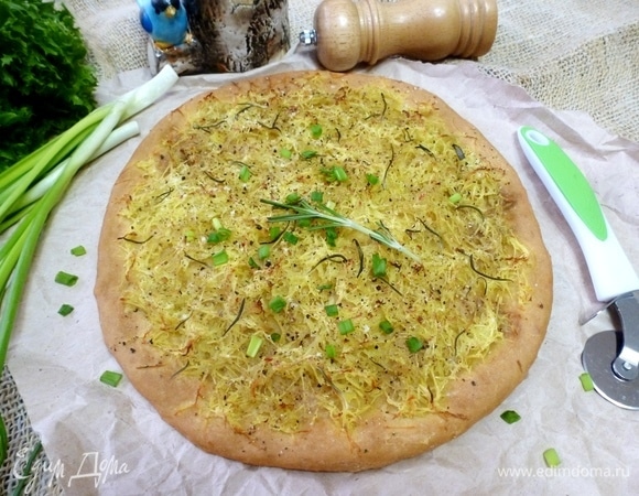 Разогреть духовку до 190–200°C и отправить пиццу запекаться на 20 минут. Ориентируйтесь на свою духовку.