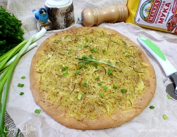 Пицца готова. Можно есть просто так, а можно подать к овощным супам, солянкам, мясу. Приятного аппетита!