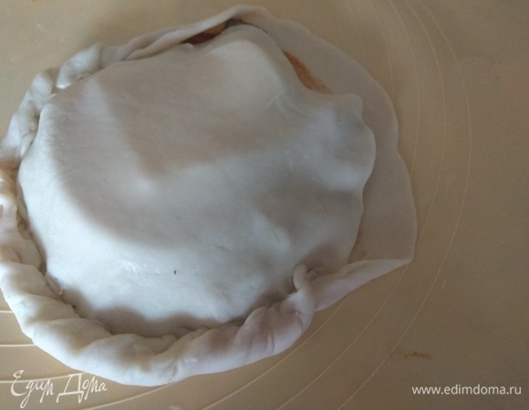 Накрываем нашу чебупиццу второй лепешкой и защипываем края по кругу.