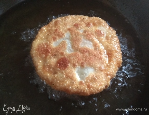 Разогреваем растительное масло на сковороде и кладем нашу чебупиццу в кипящее растительное масло. Убавляем огонь до среднего. Обжариваем с двух сторон.