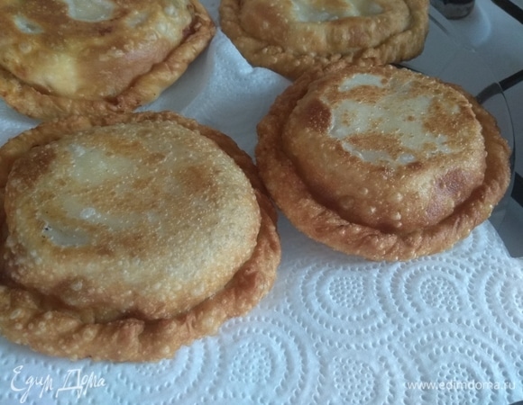 Выкладываем готовую чебупиццу на бумажные полотенца.