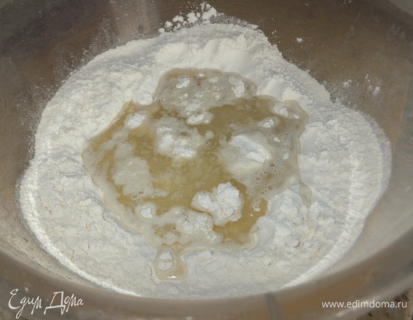 Замешиваем тесто: в муку пшеничную MAKFA кладем растительное масло, воду, соль. Месим 7 минут. Тесто собираем в шар. Чашку смазываем растительным маслом и кладем туда тесто, накрываем пищевой пленкой, оставляем на 30 минут.