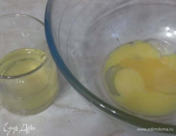 Белки отделить от желтков. Белки поставить в холодильник.