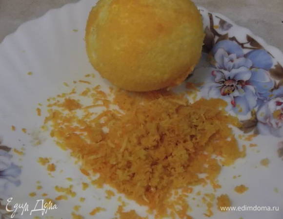 С апельсина снять цедру.