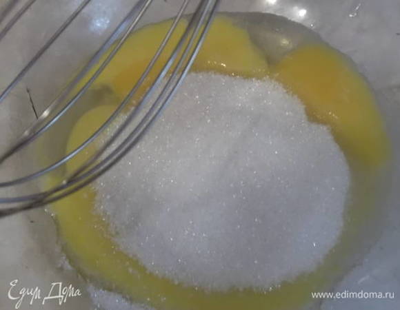 В желтки добавить 3 ст. л. сахара.