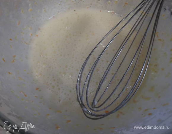 Добавить 1/3 часть сока апельсина к желткам и перемешать. Оставшаяся часть сока пойдет на крем.