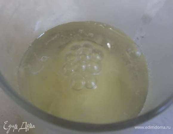 В белки добавить 1 ст. л. сахара.