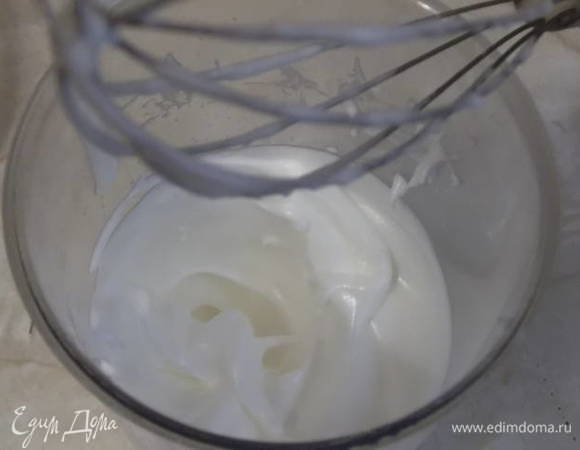 Взбить в густую белую пену. Взбивать не менее 3 минут.